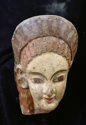 Antefix naaraspäällä, Cerveteristä (keramiikka)